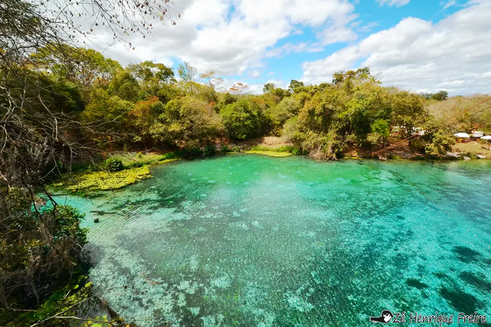 Vista aérea da Fazenda Pratinha, com lago e áreas de lazer na Chapada Diamantina