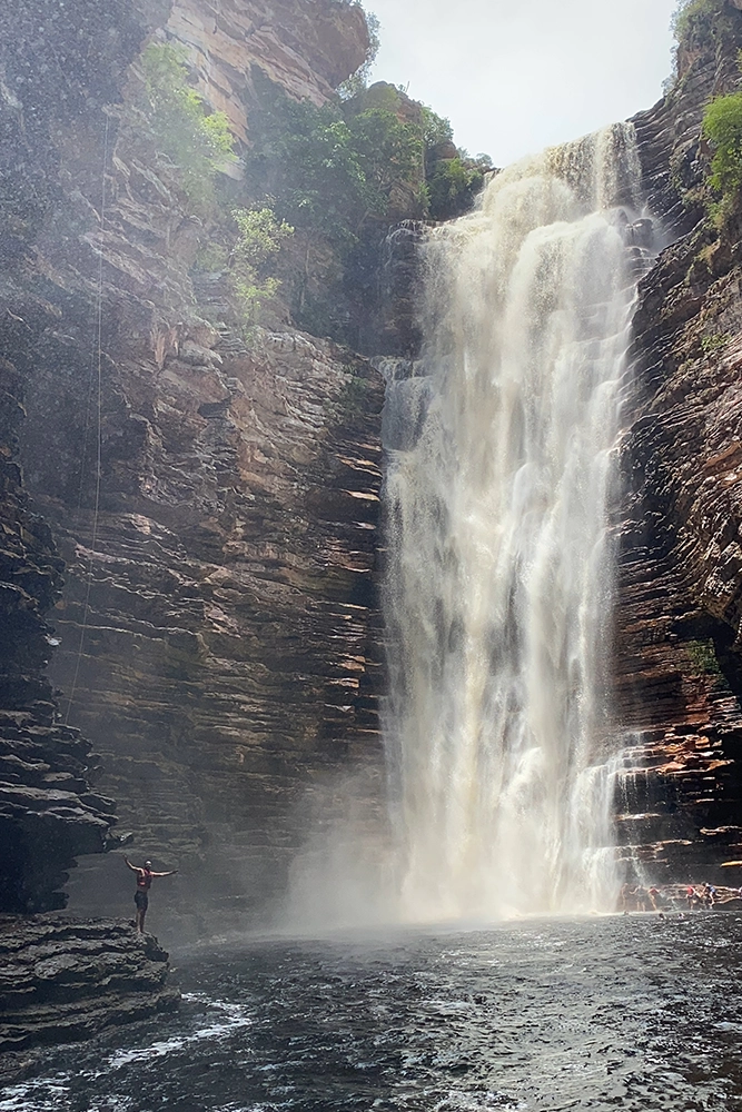 Vista da queda de 85 metros da Cachoeira do Buracão, em Ibicoara, Chapada Diamantina