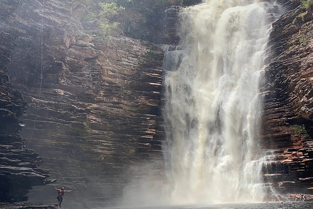 Poço da Cachoeira do Buracão com turistas nadando em meio aos paredões rochosos
