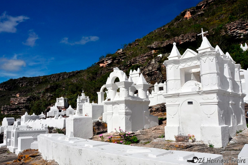 Cemitério Bizantino em Igatu, Chapada Diamantina, com lápides históricas em estilo medieval.