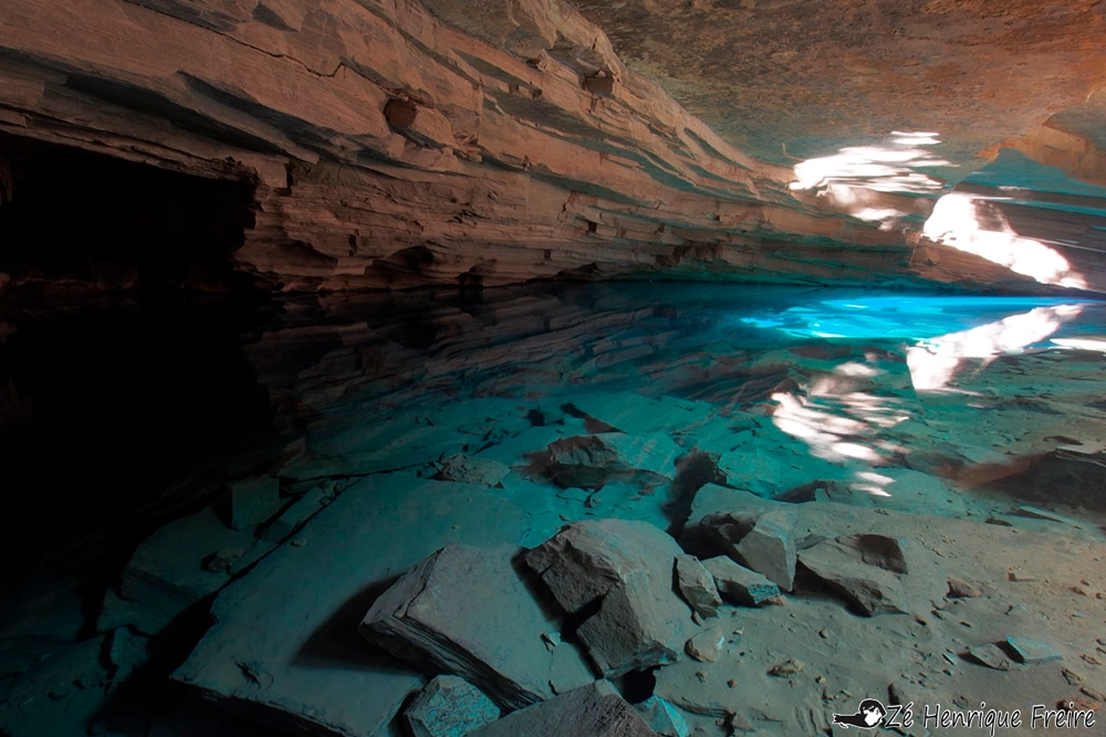 Águas azuis intensas da Gruta Azul, Chapada Diamantina