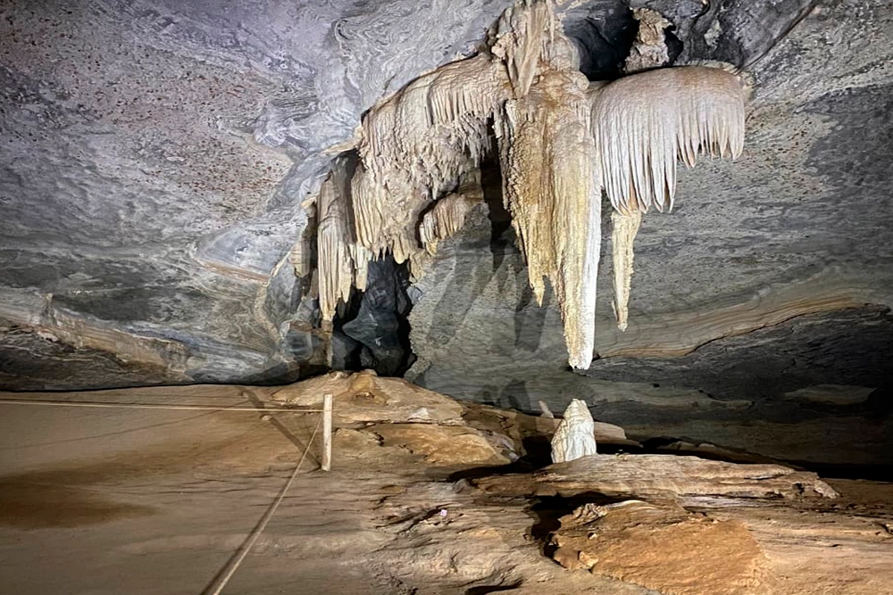 ormações de estalactites e estalagmites na Gruta Lapa Doce, Bahia