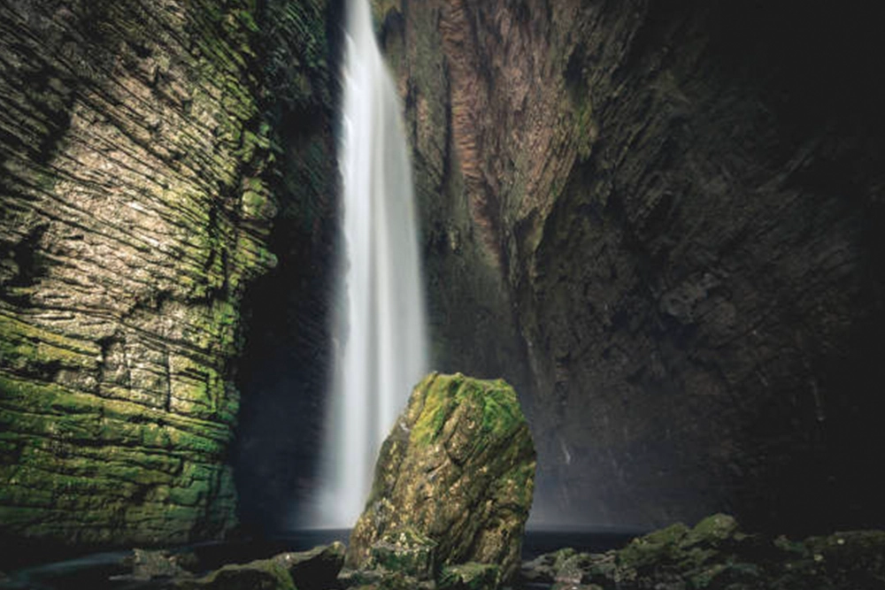 Vista imponente da Cachoeira da Fumacinha, uma das mais desafiadoras trilhas da Chapada Diamantina
